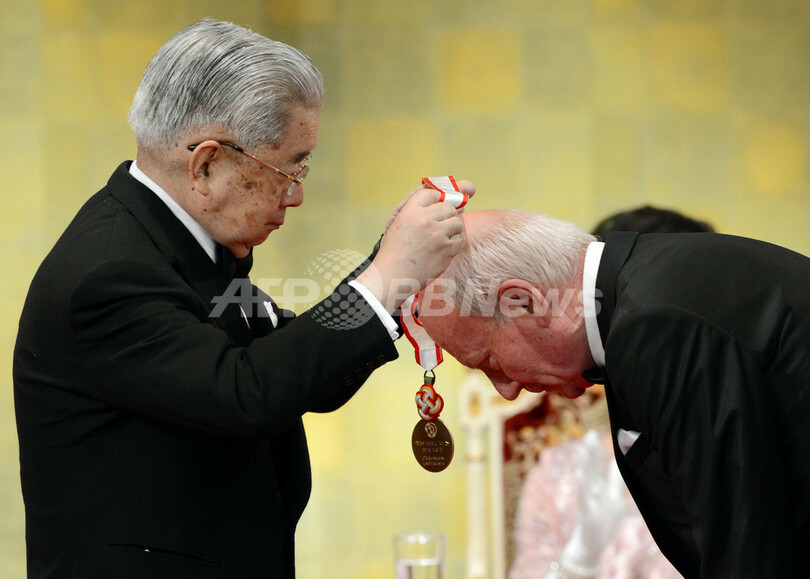 世界文化賞受賞式典、森下洋子氏らにメダル