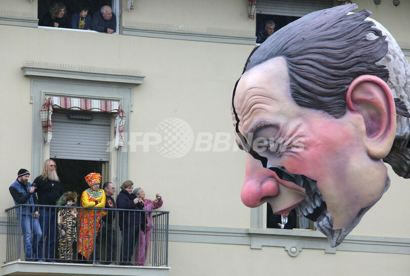 伊ベルルスコーニ首相、今年もカーニバルの山車に