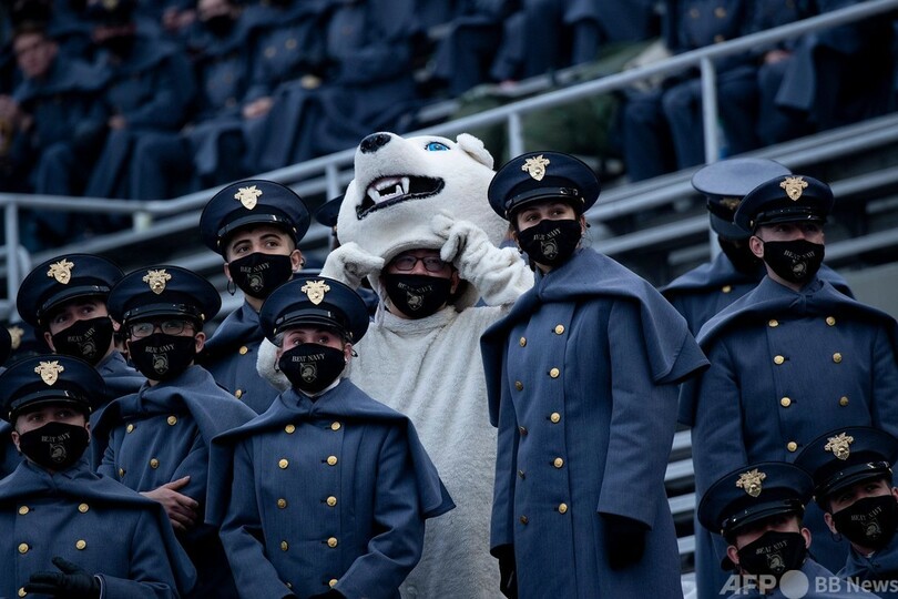 トランプ米大統領、アメフト陸海軍対抗戦に出席