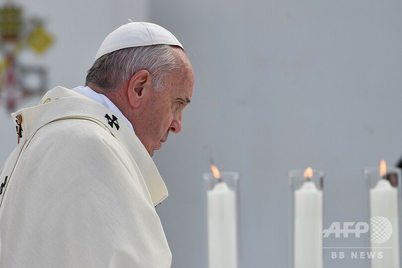長崎訪問のフランシスコ教皇、野球場でミサ 3万人参列