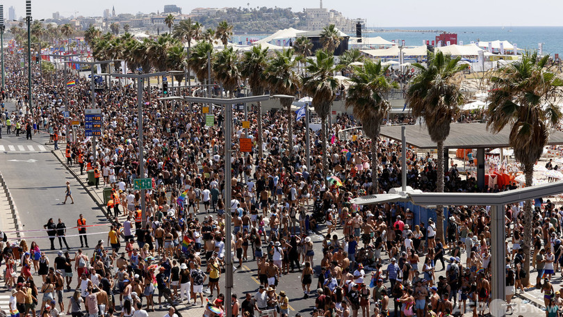 プライドパレードに推定10万人、要請無視のノーマスク多数 イスラエル