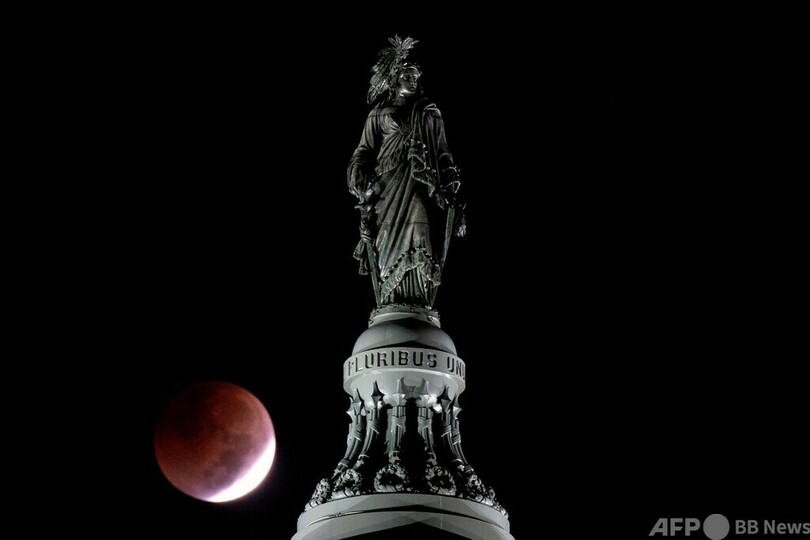 夜空に「ブラッドムーン」 各地で皆既月食観測