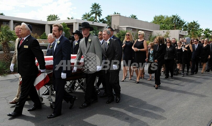 トニー・カーティスさん葬儀、400人が最後の別れ