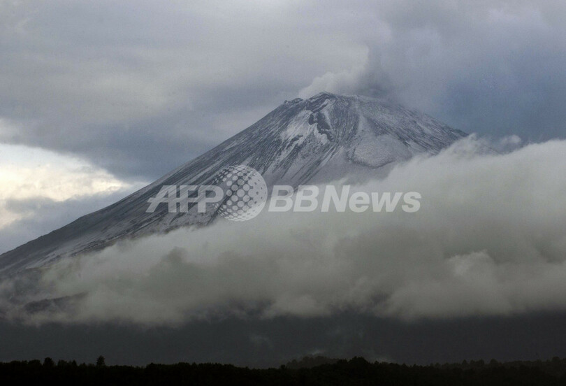 噴煙を上げるポポカテペトル山、メキシコ