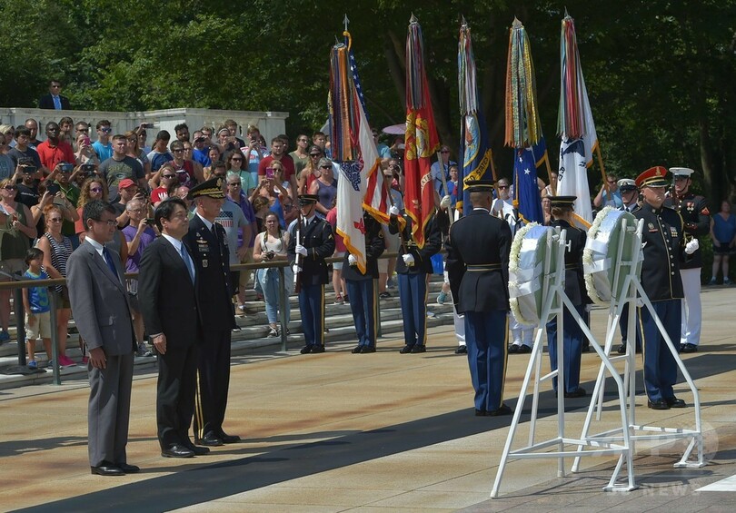 河野外相と小野寺防衛相が訪米、国立墓地で献花