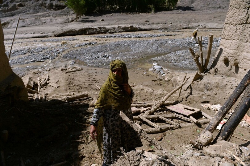 山岳地で救援を待つ鉄砲水の被災者たち、アフガニスタン