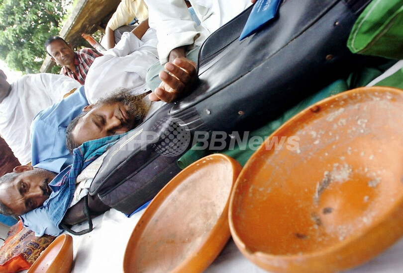 教師数千人がハンストに突入 公務員採用などを求める - バングラデシュ