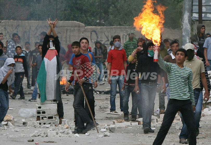 イスラエル国境各地でパレスチナ人がデモ、軍の発砲で12人死亡