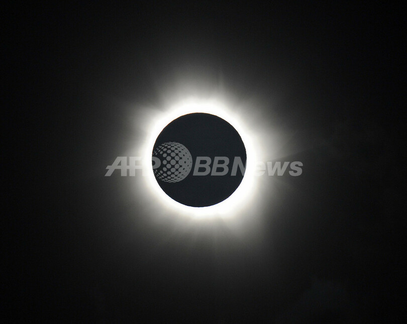 豪北部の皆既日食、多くの人でにぎわうビーチ