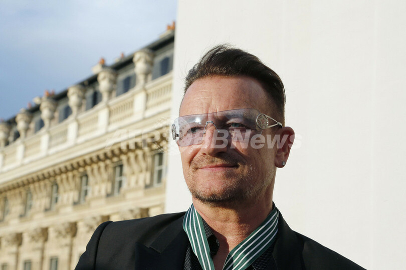 「U2」ボノ氏に仏芸術文化勲章コマンドゥール