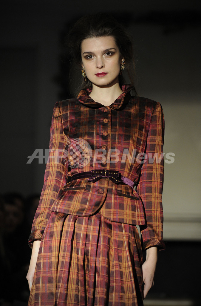 ＜12/13年秋冬ロンドンコレクション＞キャロライン・チャールズ