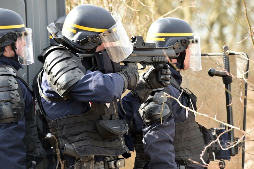 仏の移民キャンプ撤去、機動隊との衝突発生 放火も