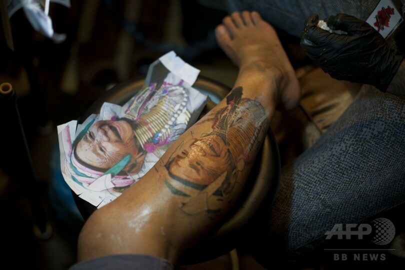 ミャンマー、伝統のタトゥーが再び流行