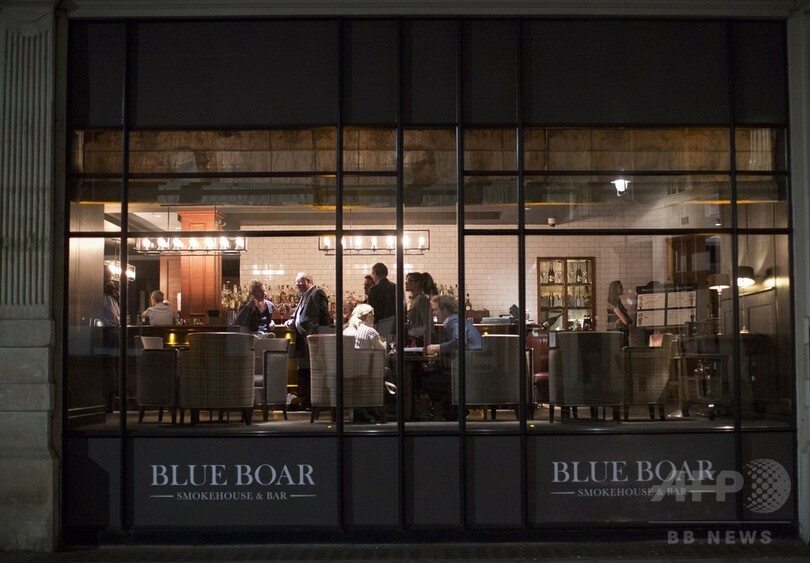 英総選挙、パブの「カクテル対決」ではメイ首相に軍配