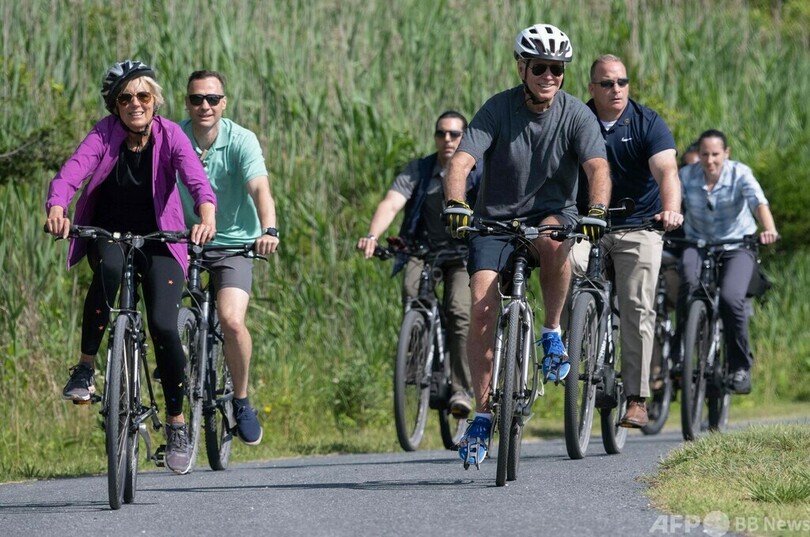 バイデン大統領、自転車で転倒 「大丈夫」