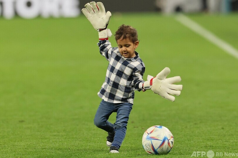 歴史的4強のモロッコ、選手の家族もピッチで歓喜 カタールW杯