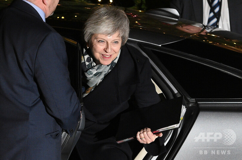 メイ英首相、与党で信任獲得 反対も3分の1、離脱案承認なお険しく