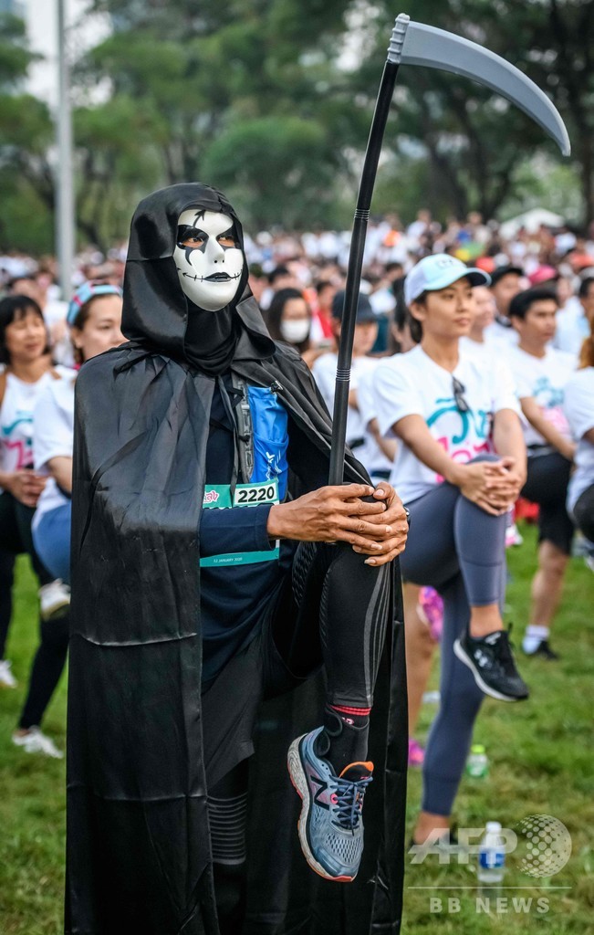 タイで「反政府ラン」 約1万人参加、3本指で抗議示す