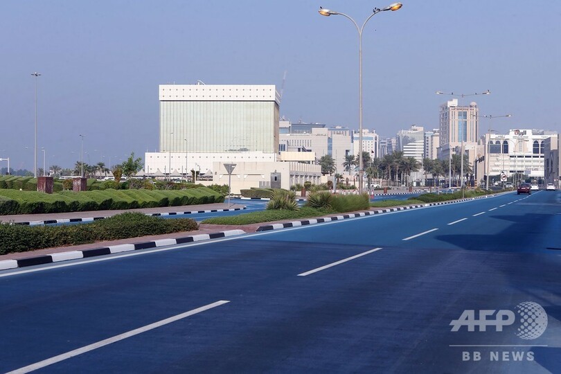 見た目も涼しい！ 暑さ対策に「青い道路」登場 カタール