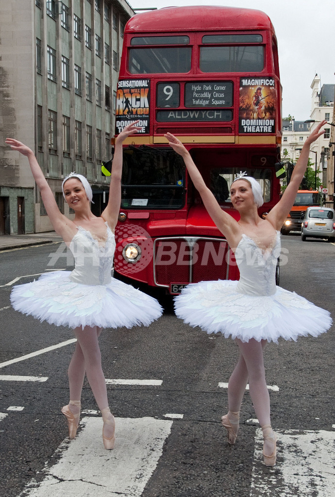 バレリーナ60人で圧巻の「白鳥の湖」、ロンドン