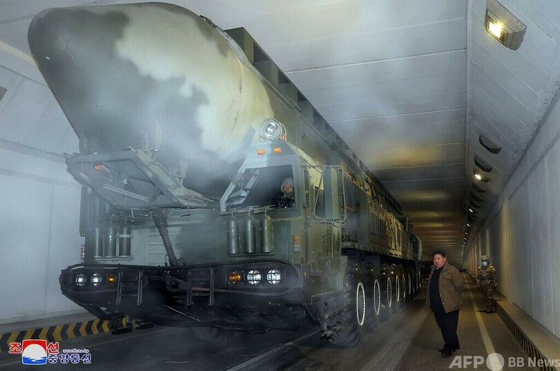 金正恩氏、18日のミサイル発射実験を視察