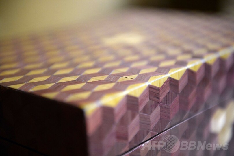 伝統の麦わら象眼細工の技術を再興、パリの工房