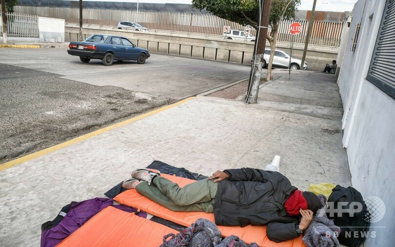 中米移民2000人超、対米国境に到着 地元住民からは冷たい歓迎