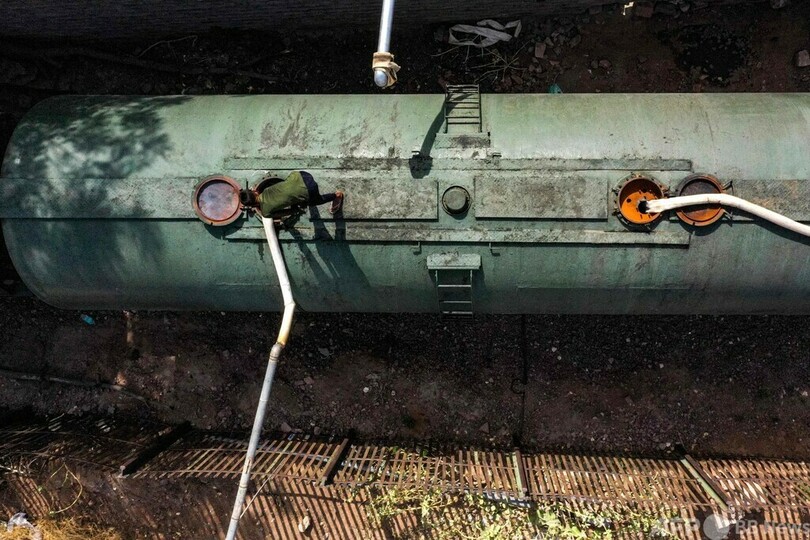 貴重な水を運ぶ列車を待ちわびて インド西部