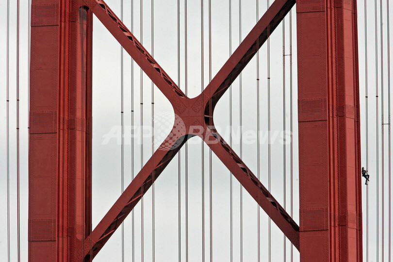 フランスの「スパイダーマン」、ポルトガルの巨大鉄橋に出現