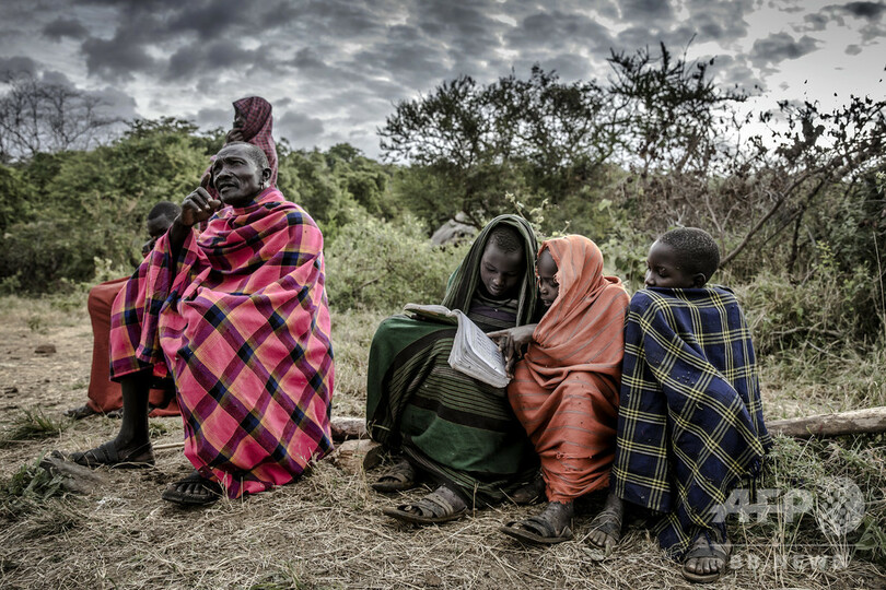 【今日の1枚】日課の乳しぼり、時々ハプニングも