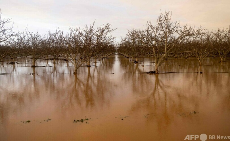 米加州に相次ぐ嵐 洪水や土砂崩れで死者18人