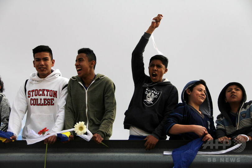 メキシコ市民、米国境に「人間の壁」 トランプ大統領計画に抗議