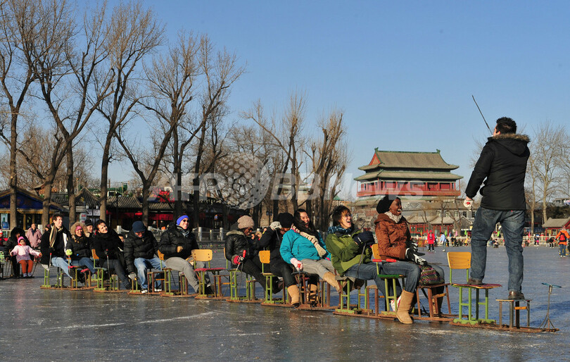 景色も同時に楽しめる、北京のソリ滑り