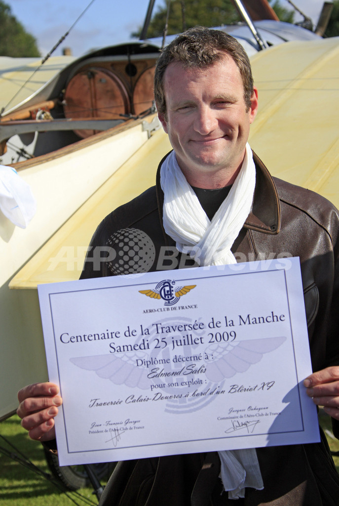 「ブレリオ11」復元機がドーバー海峡を横断、初の海峡横断飛行100周年を記念