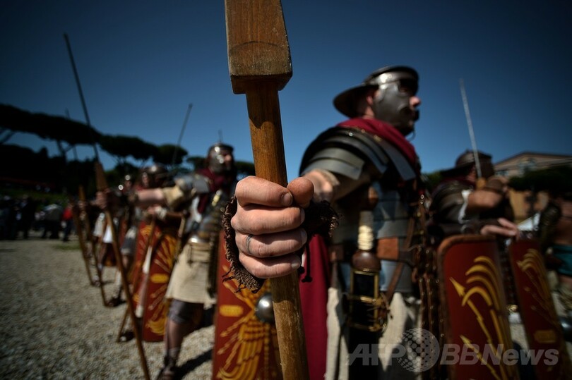 ローマ建国2767周年、よみがえる剣闘士や乙女たち