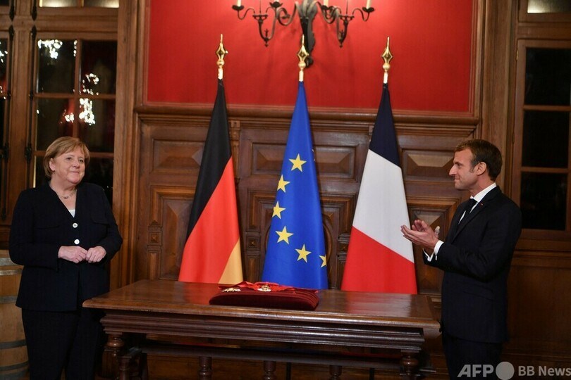 マクロン大統領、メルケル独首相へ「フランスはあなたを愛している」