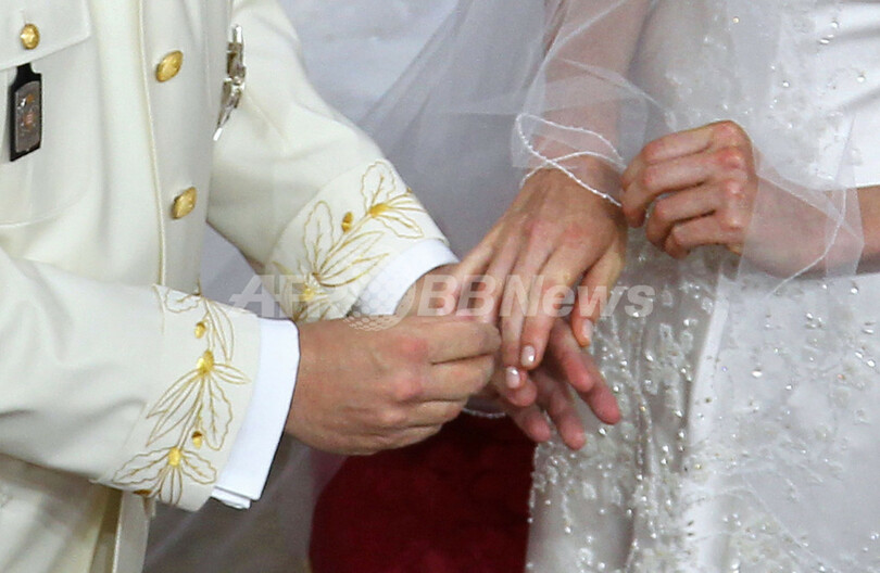 モナコ公の結婚式、結婚指輪あわや右手に