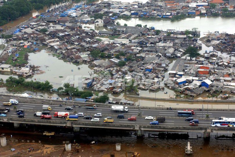 洪水の水かさも引き、清掃活動に追われる人々 - インドネシア