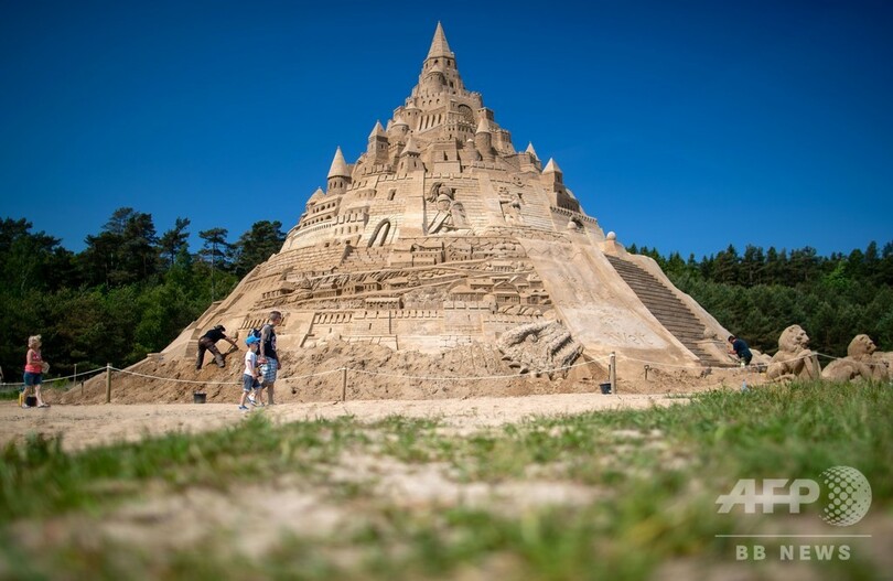 住めそう…？ 高さ17.5メートルの砂の城、世界記録に挑戦