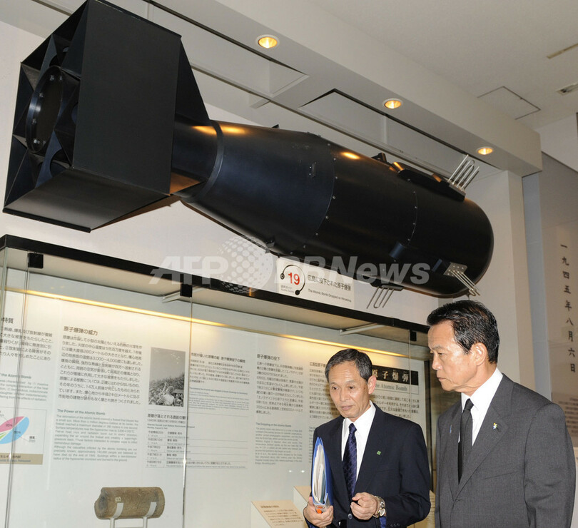 麻生・鳩山両氏、原爆資料館を見学