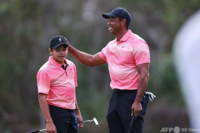 ウッズ親子は2位タイ発進 PNC選手権