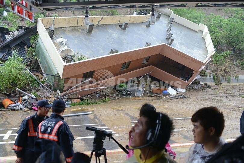 巨大岩石があわや車を直撃！間一髪の動画、台湾