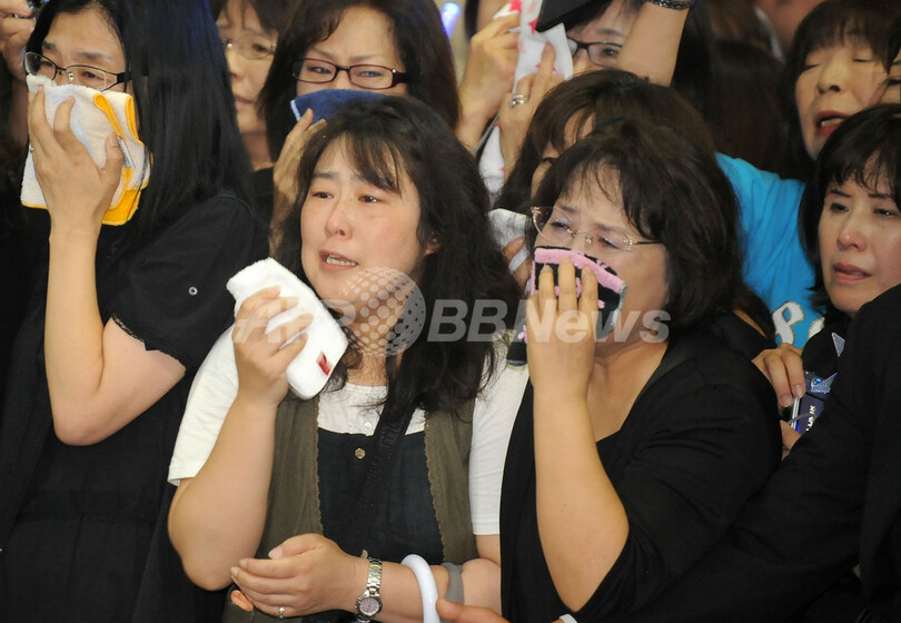 パク・ヨンハさん出棺、日本人ファンも号泣