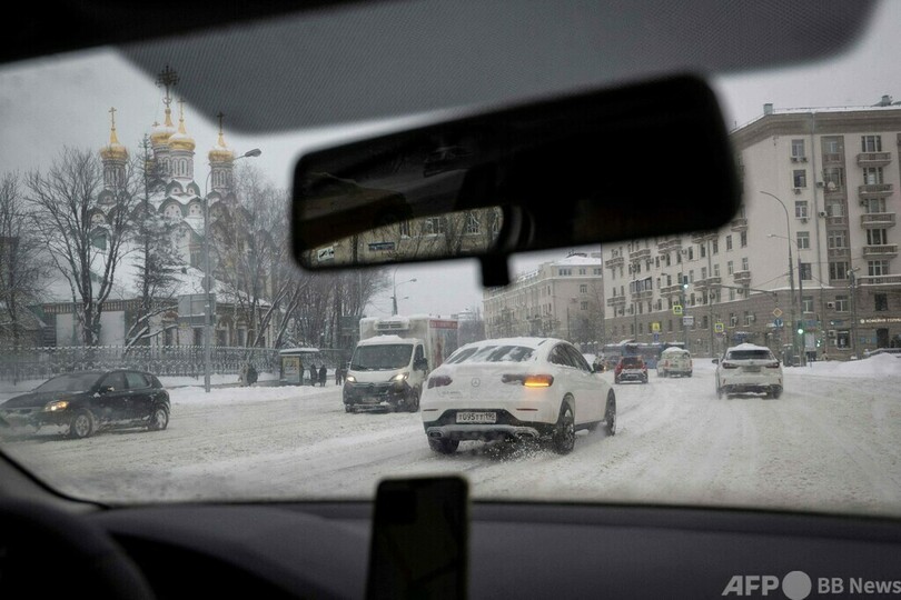 モスクワで記録的大雪 30センチ積もった場所も