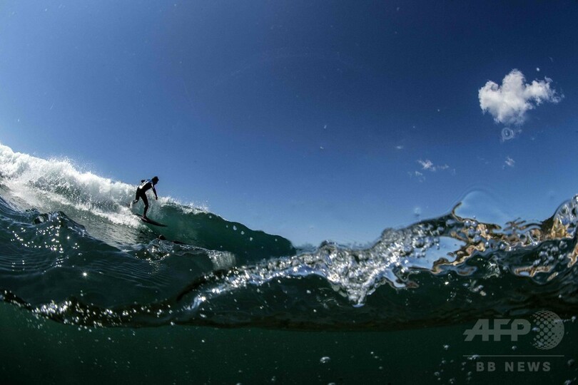 地中海の高波にサーファーたちも大満足！ イタリア北西部