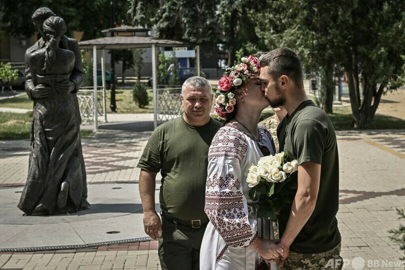 ウクライナ兵カップル2組、前線の町で結婚
