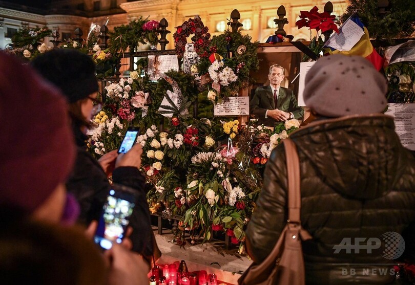 ルーマニアのミハイ元国王死去、ひつぎの前に国民の列 16日に国民葬