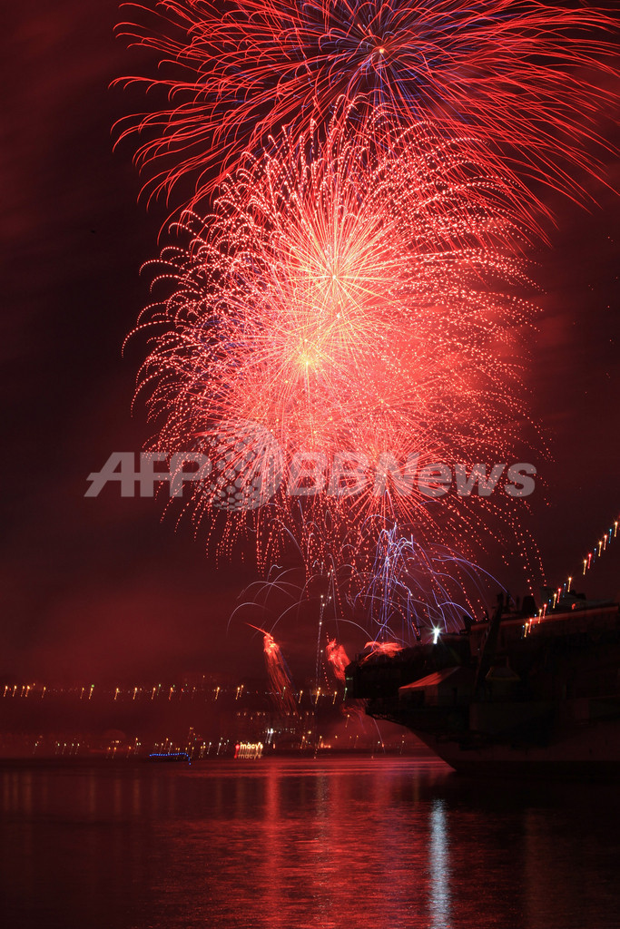 米独立記念日、ハドソン川で花火大会