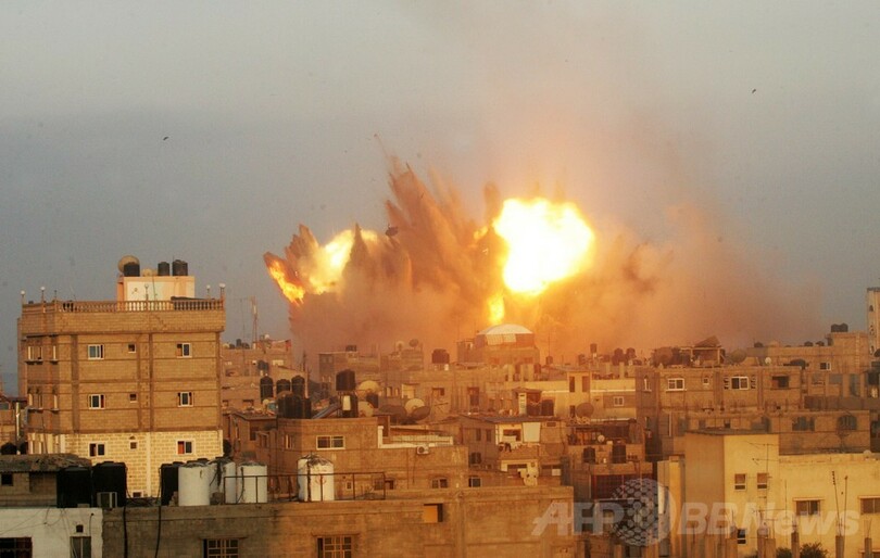 イスラエル軍、ガザへの空爆を続行 死者100人に