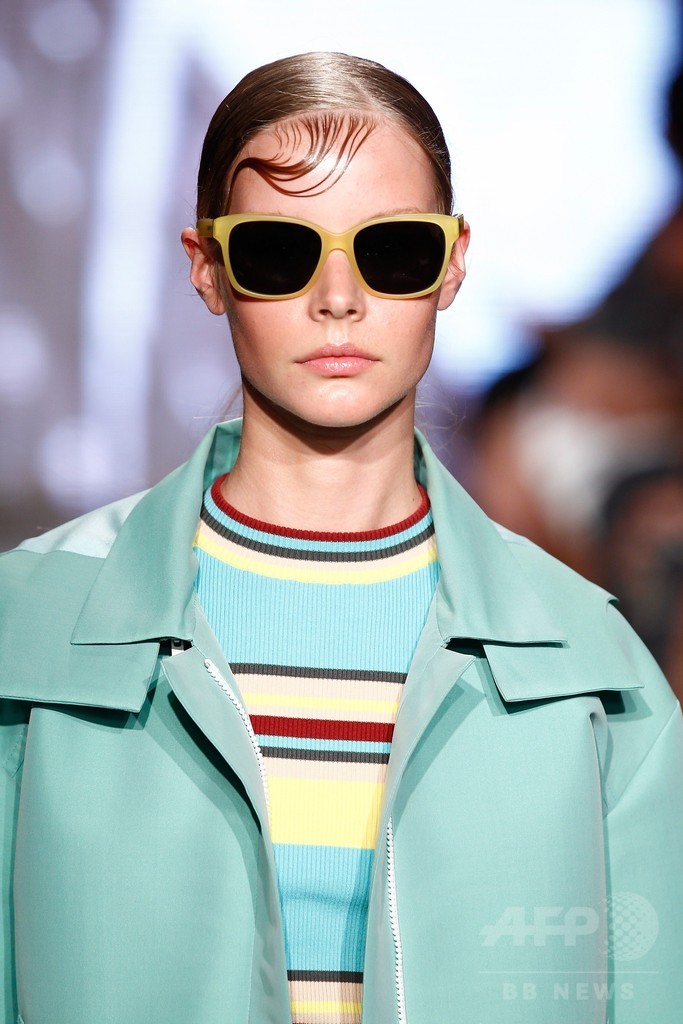 ペールトーンと幾何学模様で近未来、「DKNY」15年春夏